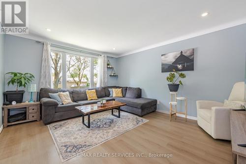 4244 York Drive, Niagara Falls, ON - Indoor Photo Showing Living Room