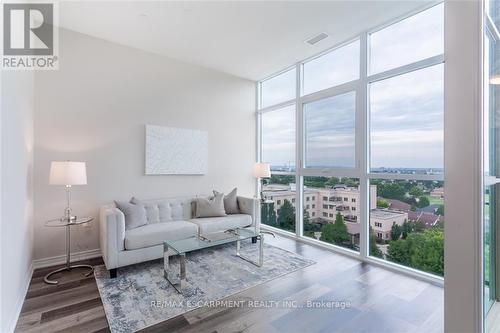 802 - 2750 King Street E, Hamilton, ON - Indoor Photo Showing Living Room