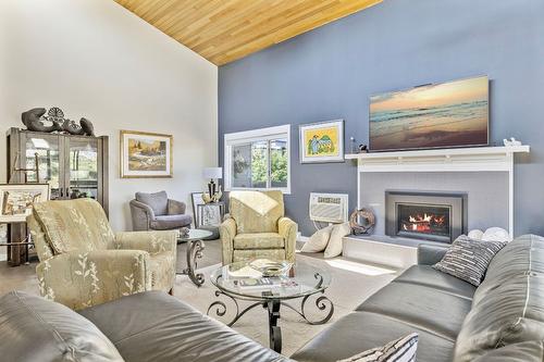 317-1056 Bernard Avenue, Kelowna, BC - Indoor Photo Showing Living Room With Fireplace
