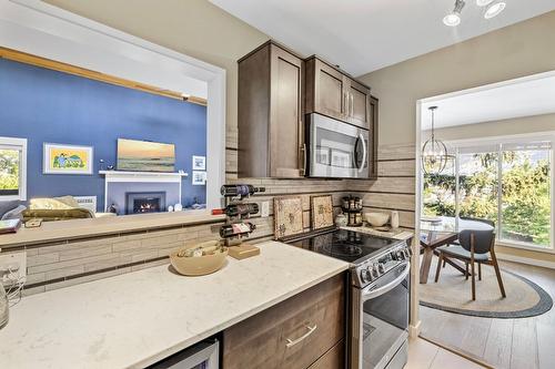 317-1056 Bernard Avenue, Kelowna, BC - Indoor Photo Showing Kitchen