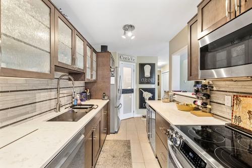 317-1056 Bernard Avenue, Kelowna, BC - Indoor Photo Showing Kitchen With Upgraded Kitchen
