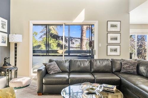 317-1056 Bernard Avenue, Kelowna, BC - Indoor Photo Showing Living Room