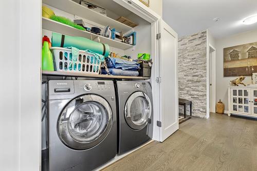 317-1056 Bernard Avenue, Kelowna, BC - Indoor Photo Showing Laundry Room
