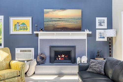 317-1056 Bernard Avenue, Kelowna, BC - Indoor Photo Showing Living Room With Fireplace