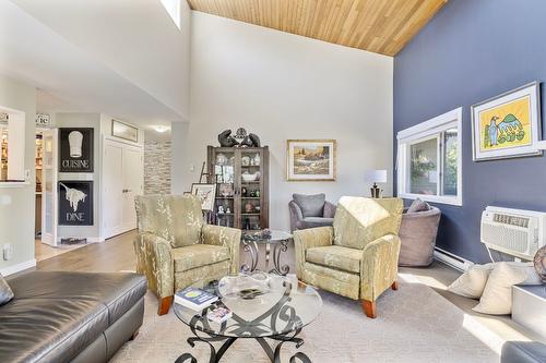 317-1056 Bernard Avenue, Kelowna, BC - Indoor Photo Showing Living Room