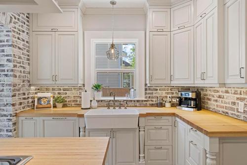 1001 Lawrence Avenue, Kelowna, BC - Indoor Photo Showing Kitchen