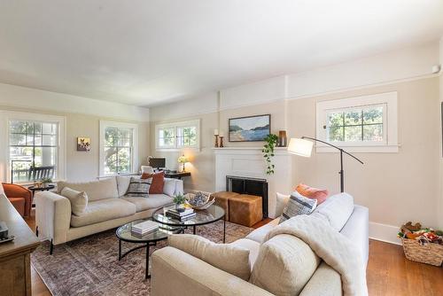 1001 Lawrence Avenue, Kelowna, BC - Indoor Photo Showing Living Room With Fireplace