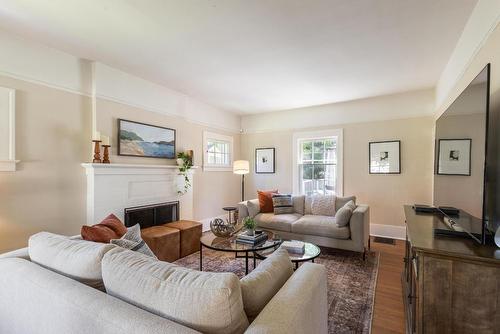 1001 Lawrence Avenue, Kelowna, BC - Indoor Photo Showing Living Room With Fireplace