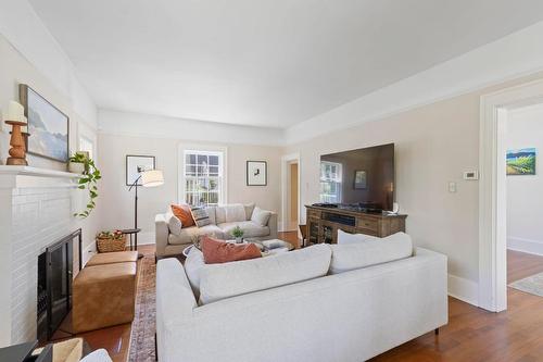 1001 Lawrence Avenue, Kelowna, BC - Indoor Photo Showing Living Room With Fireplace