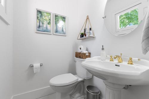 1001 Lawrence Avenue, Kelowna, BC - Indoor Photo Showing Bathroom