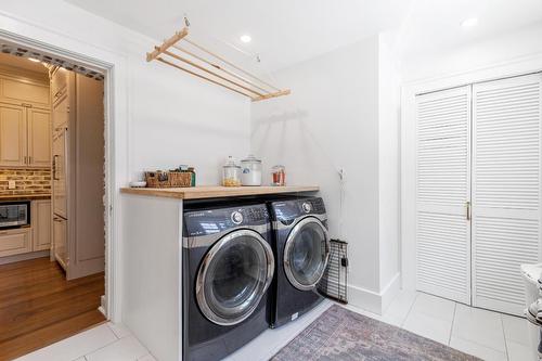 1001 Lawrence Avenue, Kelowna, BC - Indoor Photo Showing Laundry Room