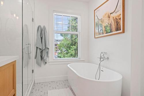 1001 Lawrence Avenue, Kelowna, BC - Indoor Photo Showing Bathroom