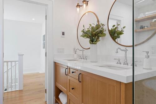 1001 Lawrence Avenue, Kelowna, BC - Indoor Photo Showing Bathroom