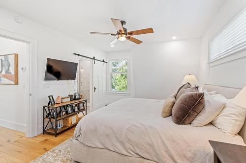 1001 Lawrence Avenue, Kelowna, BC - Indoor Photo Showing Bedroom