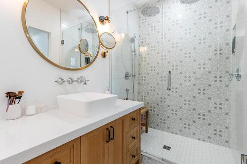 1001 Lawrence Avenue, Kelowna, BC - Indoor Photo Showing Bathroom