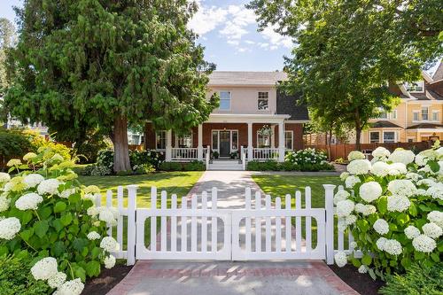 1001 Lawrence Avenue, Kelowna, BC - Outdoor With Deck Patio Veranda With Facade