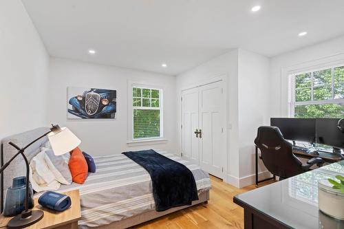 1001 Lawrence Avenue, Kelowna, BC - Indoor Photo Showing Bedroom