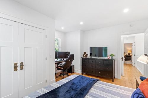 1001 Lawrence Avenue, Kelowna, BC - Indoor Photo Showing Bedroom