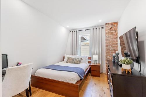 1001 Lawrence Avenue, Kelowna, BC - Indoor Photo Showing Bedroom