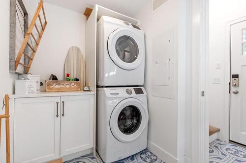 1001 Lawrence Avenue, Kelowna, BC - Indoor Photo Showing Laundry Room