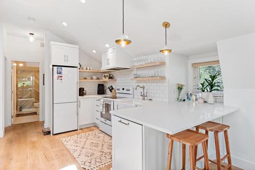 1001 Lawrence Avenue, Kelowna, BC - Indoor Photo Showing Kitchen