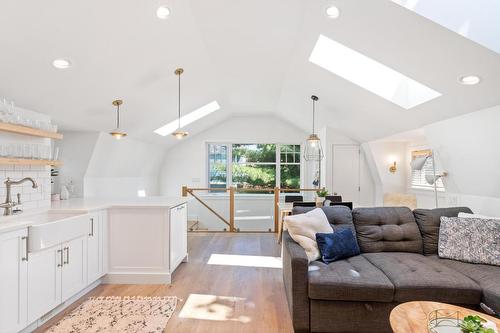 1001 Lawrence Avenue, Kelowna, BC - Indoor Photo Showing Living Room