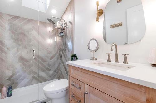 1001 Lawrence Avenue, Kelowna, BC - Indoor Photo Showing Bathroom