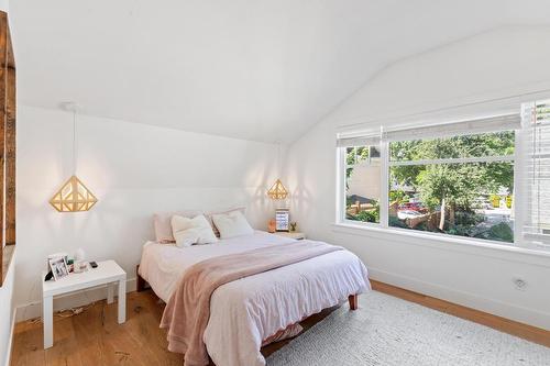 1001 Lawrence Avenue, Kelowna, BC - Indoor Photo Showing Bedroom