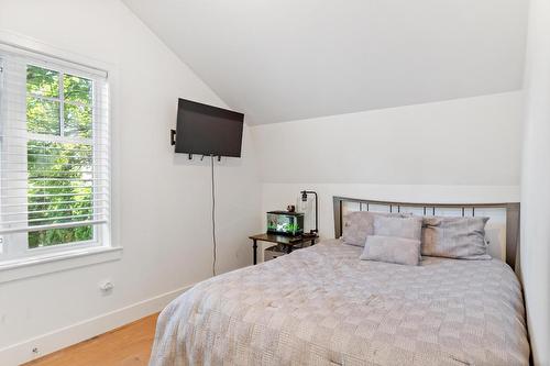 1001 Lawrence Avenue, Kelowna, BC - Indoor Photo Showing Bedroom