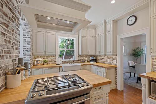 1001 Lawrence Avenue, Kelowna, BC - Indoor Photo Showing Kitchen