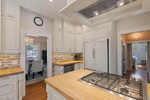 1001 Lawrence Avenue, Kelowna, BC - Indoor Photo Showing Kitchen