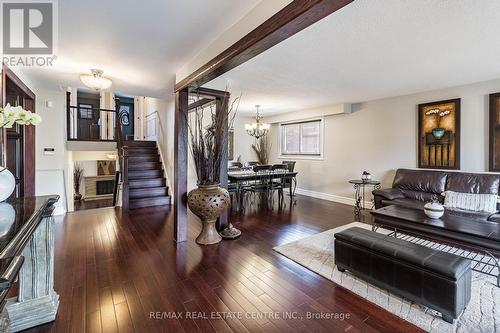 1230 Bloor Street, Mississauga, ON - Indoor Photo Showing Living Room