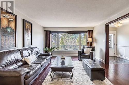 1230 Bloor Street, Mississauga, ON - Indoor Photo Showing Living Room