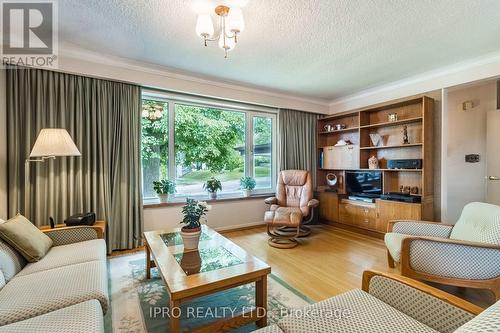 1535 Chalice Crescent E, Mississauga, ON - Indoor Photo Showing Living Room