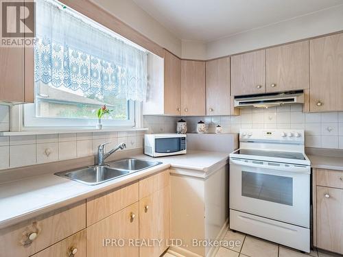 1535 Chalice Crescent E, Mississauga, ON - Indoor Photo Showing Kitchen With Double Sink