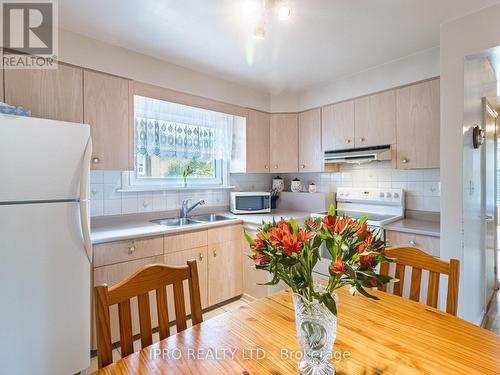 1535 Chalice Crescent E, Mississauga, ON - Indoor Photo Showing Kitchen With Double Sink