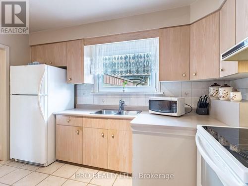 1535 Chalice Crescent E, Mississauga, ON - Indoor Photo Showing Kitchen With Double Sink