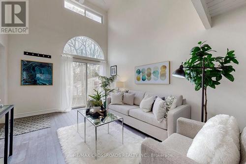 Th 16 - 32 Curzon Street, Toronto, ON - Indoor Photo Showing Living Room