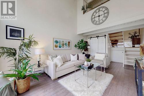 Th 16 - 32 Curzon Street, Toronto, ON - Indoor Photo Showing Living Room