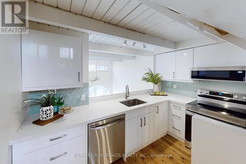 Th 16 - 32 Curzon Street, Toronto, ON - Indoor Photo Showing Kitchen