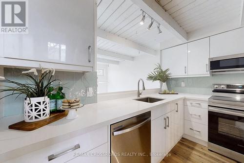 Th 16 - 32 Curzon Street, Toronto, ON - Indoor Photo Showing Kitchen