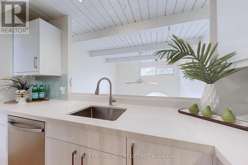 Th 16 - 32 Curzon Street, Toronto, ON - Indoor Photo Showing Kitchen