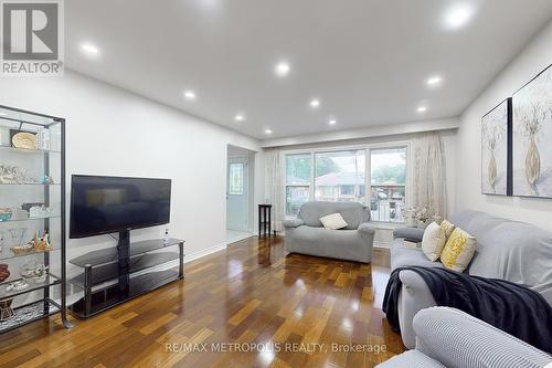 10 Gardentree Street, Toronto E10, ON - Indoor Photo Showing Living Room