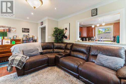 600 Ridgeway Avenue N, Oshawa, ON - Indoor Photo Showing Living Room