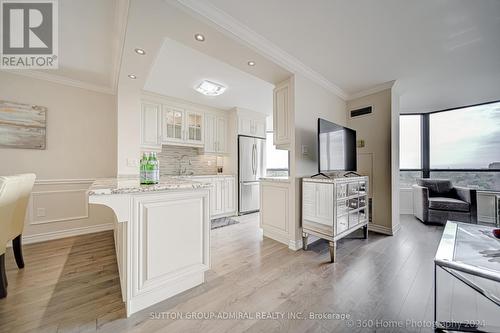 1005 - 7440 Bathurst Street, Vaughan, ON - Indoor Photo Showing Kitchen