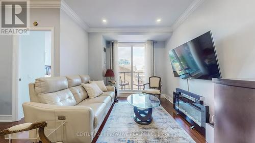 511 - 1 Clairtrell Road, Toronto, ON - Indoor Photo Showing Living Room
