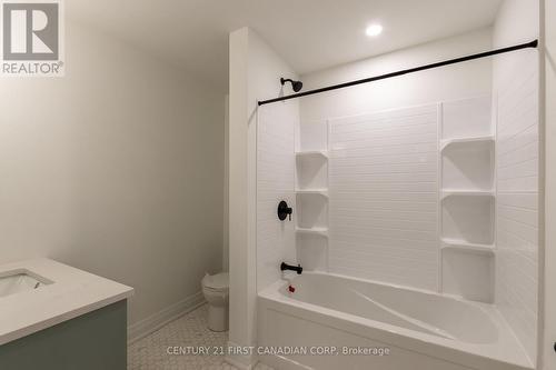 15 - 16 Hincks Street, St. Thomas, ON - Indoor Photo Showing Bathroom