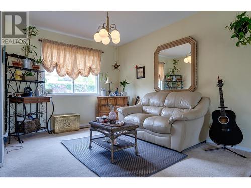 1203 Sanborn Court, Kelowna, BC - Indoor Photo Showing Living Room