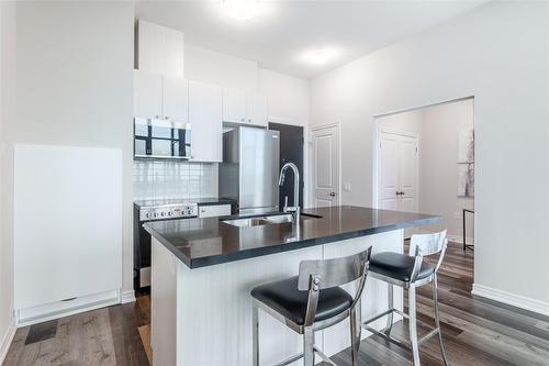2750 King Street E|Unit #802, Hamilton, ON - Indoor Photo Showing Kitchen With Double Sink With Upgraded Kitchen
