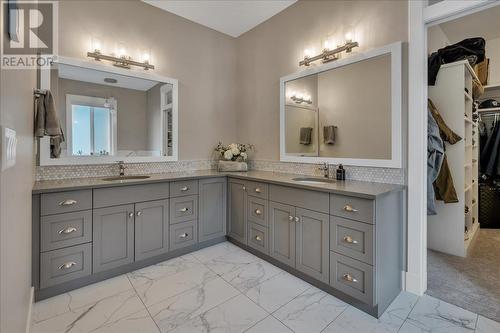 2565 Crown Crest Drive, West Kelowna, BC - Indoor Photo Showing Bathroom